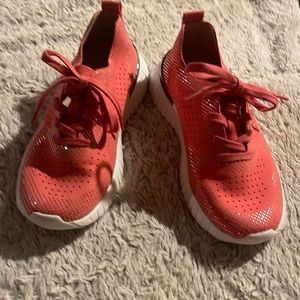 Isle Jacobson lightweight sneakers. Coral in color